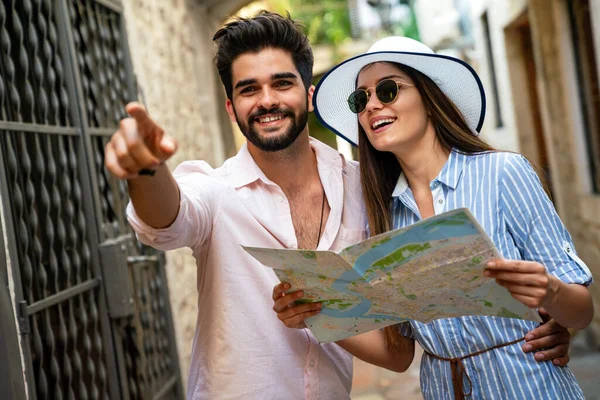 Jovens Casais Felizes Viajantes Segurando Mapa Mãos Desfrutando Férias Verão — Fotografia de Stock