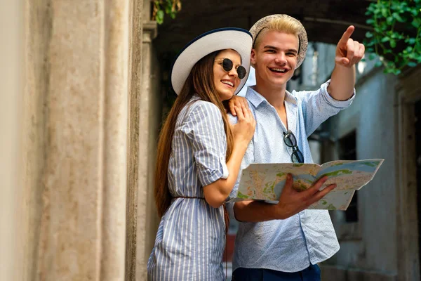 Feliz Grupo Jóvenes Parejas Estudiantes Disfrutando Recorrido Turístico Por Ciudad — Foto de Stock