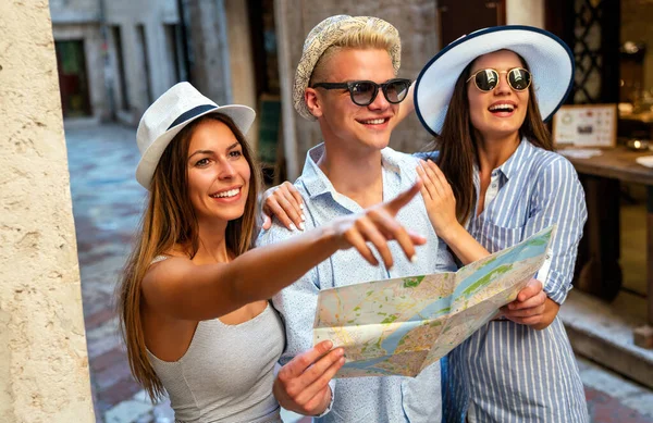 Grupo Amigos Felices Disfrutando Viajes Vacaciones Verano Juntos Gente Estudiante — Foto de Stock