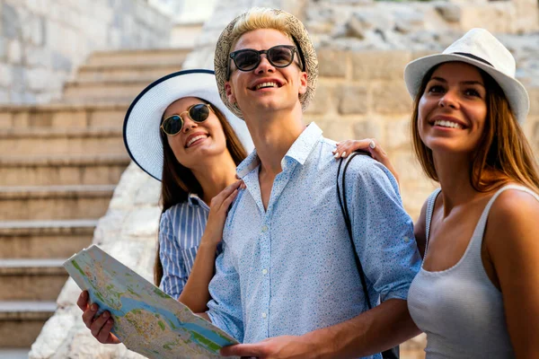 Feliz Grupo Jóvenes Amigos Estudiantes Disfrutando Recorrido Turístico Por Ciudad — Foto de Stock