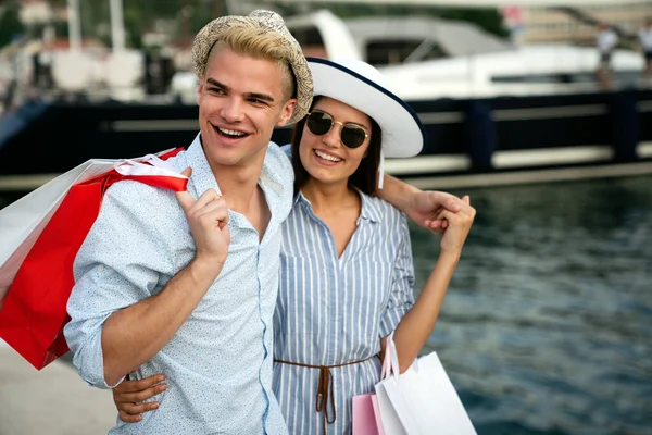 Porträt Eines Glücklichen Paares Mit Einkaufstaschen Menschen Verkaufen Konsumverhalten Urlaub — Stockfoto