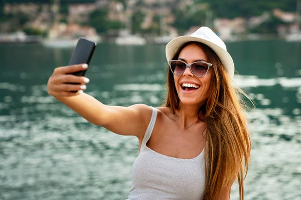 Retrato Mujer Glamorosa Feliz Haciendo Selfie Vacaciones Verano Gente Viaja — Foto de Stock