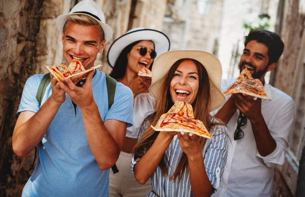Χαρούμενη Ομάδα Φίλων Που Τρώνε Πίτσα Ενώ Ταξιδεύουν Για Διακοπές — Φωτογραφία Αρχείου