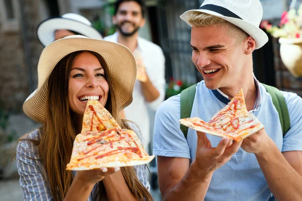 Gelukkig Paar Eten Pizza Tijdens Het Reizen Vakantie — Stockfoto