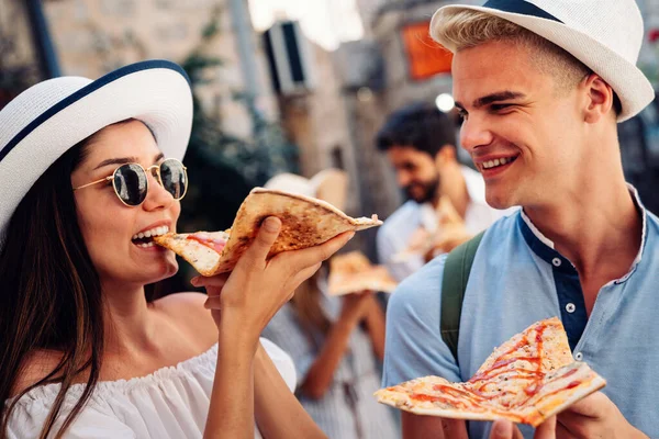 Gelukkig Groep Vrienden Eten Pizza Tijdens Het Reizen Vakantie — Stockfoto