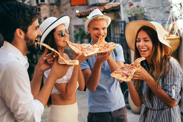 Amigos Divertindo Livre Comendo Pizza Nas Férias Verão — Fotografia de Stock