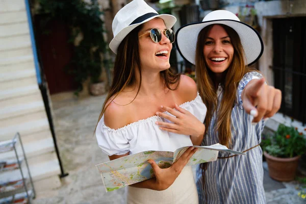 Şehirde Haritası Olan Mutlu Genç Bayan Arkadaşlar Seyahat Turistleri Tatil — Stok fotoğraf
