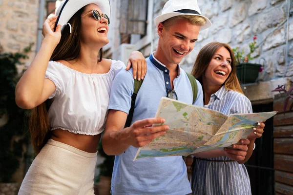 Feliz Grupo Amigos Disfrutando Viajes Vacaciones Verano — Foto de Stock