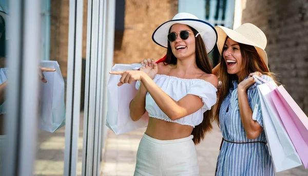 Ragazze Attraenti Amico Con Shopping Bag Città — Foto Stock