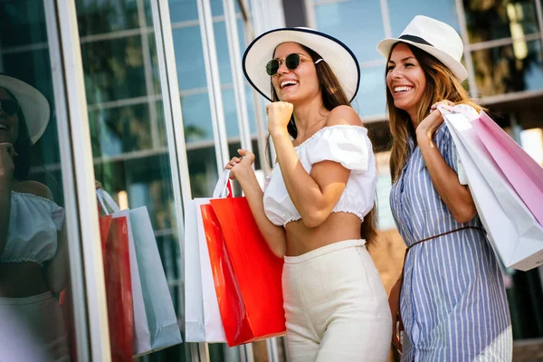 Venta Turismo Concepto Gente Feliz Hermosas Mujeres Con Bolsa Compras —  Fotos de Stock