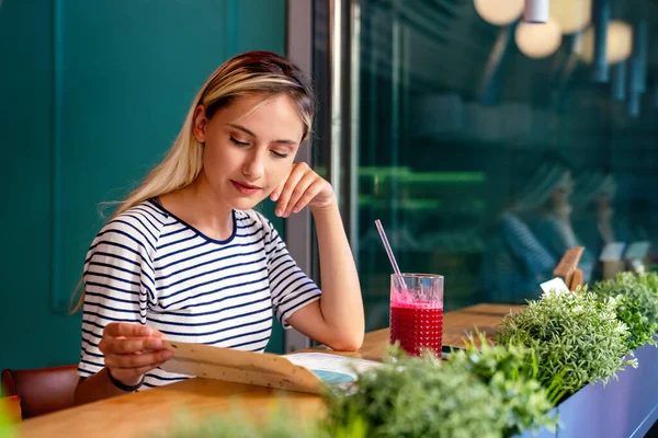 Chica Joven Que Tiene Una Buena Mañana Saludable Batido Bebida —  Fotos de Stock