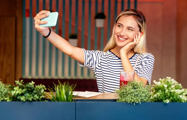 幸せな若い興奮した女性の肖像は デジタルデバイス上でビデオチャットを作る 人々の教育活動のコンセプト — ストック写真