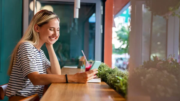 Porträt Einer Schönen Jungen Frau Die Ihr Handy Benutzt Und — Stockfoto