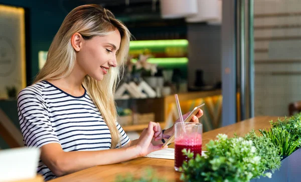 Porträt Eines Glücklichen Mädchens Das Lächelt Und Sein Handy Benutzt — Stockfoto