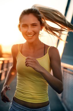 Şehirde spor yapan fit ve genç bir kadının portresi. İnsanlar kentsel yaşam tarzı konseptini spor olarak kullanıyor.