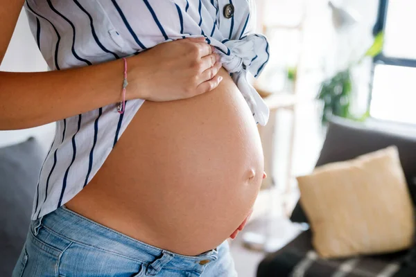 妊娠中の若い女性は 自宅で痛み 吐き気 腰痛を持つ赤ちゃんを期待 — ストック写真