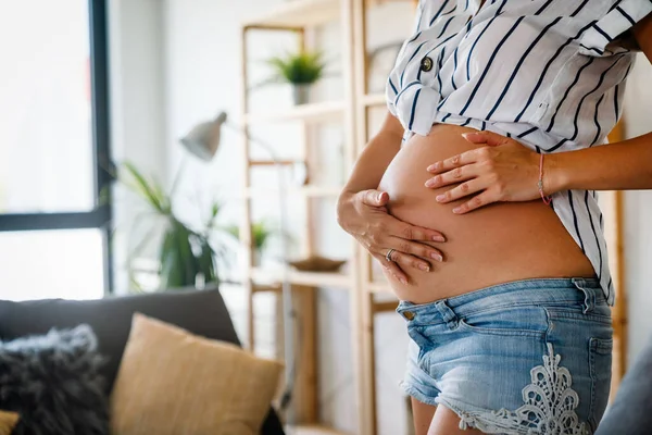 Mulher Grávida Com Dores Abdominais Nas Costas Último Trimestre Gravidez — Fotografia de Stock