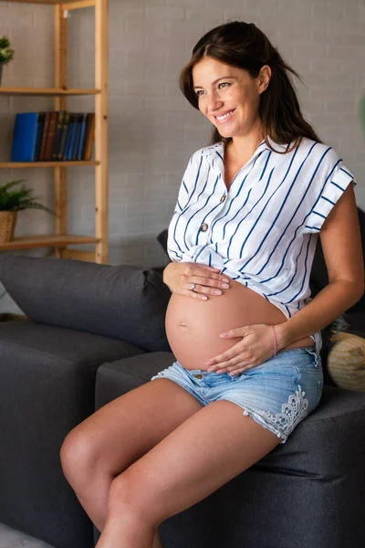 Graviditet Vila Människor Och Förväntningar Koncept Lycklig Vacker Gravid Kvinna — Stockfoto
