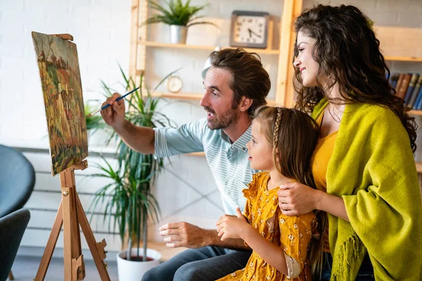 Glückliches Familienkonzept Junge Lächelnde Eltern Mit Kindern Malen Gemeinsam Hause — Stockfoto