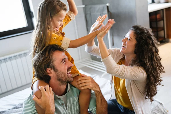 Mutlu Genç Aile Evde Eğleniyor Nsanlar Çocuk Yuvası Kavramını Sever — Stok fotoğraf