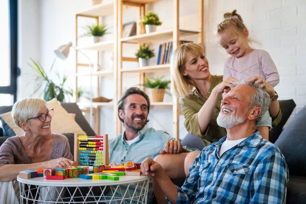 Familia Alegre Multi Generación Divirtiéndose Mientras Pasan Tiempo Juntos Casa —  Fotos de Stock