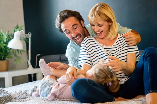 웃음짓는 가족들 집에서 장난기를 부린다 자녀가 재미있는 행복이라는 — 스톡 사진