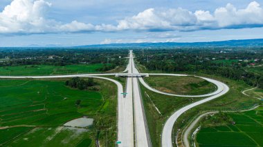 Aceh ilindeki ilk paralı yol olan Sigli Banda Aceh (Sibanceh) Toll Yolu 'nun fotoğrafı, bu paralı yol il içindeki şehirler arasında bağlantı görevi görüyor..