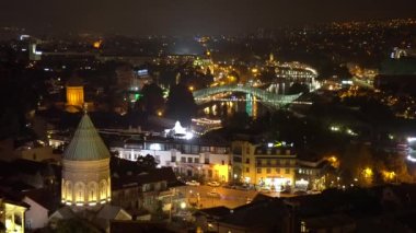 Tiflis, Gürcistan - 08 Ekim 2021: Eski Tiflis kasabasının gece manzarası. Tiflis Gürcistan 'ın en büyük şehridir.