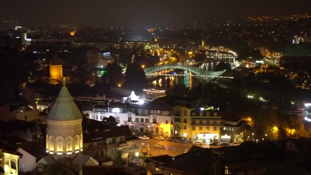 Tbilisi, Gruzja - 08 Październik, 2021: Widok nocny na stare miasto Tbilisi. Tiflis jest największym miastem Gruzji — Wideo stockowe