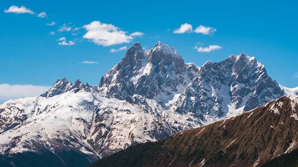 Ushba Dağı 'nın manzarası. Ushba, Gürcistan 'ın Svaneti bölgesinde yer alan Kafkaslar' ın en önemli zirvelerinden biridir. Seyahat.