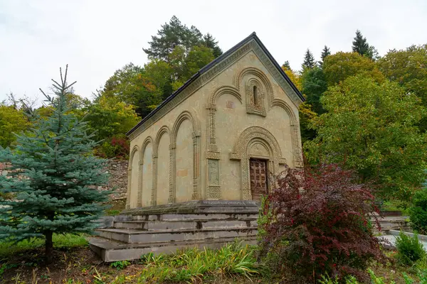 ジョージア州中央部のシダ カルトリにある有名なキンツヴィシ修道院の庭にある小さな教会 — ストック写真