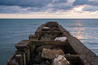 Karadeniz 'de güzel bir gün batımı, Poti, Gürcistan. Peyzaj