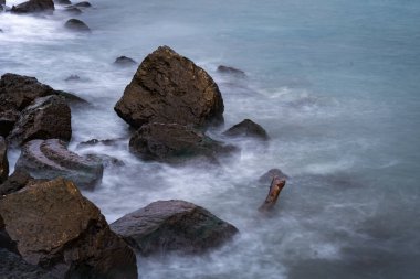 Karadeniz kıyısında Poti şehrinde büyük taşlar. Deniz Burnu