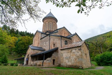 Orta Gürcistan 'ın Shida Kartli kentindeki ünlü Kintsvisi manastırı. Seyahat