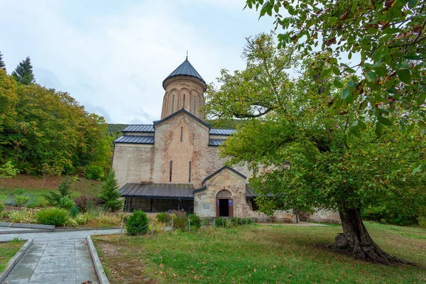 グルジア中央部のシダ カルトリにある有名なキンツヴィシ修道院 — ストック写真