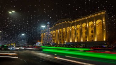 Tiflis, Gürcistan - 31 Aralık 2020: Gürcistan Parlamentosu önünde Noel ağacı