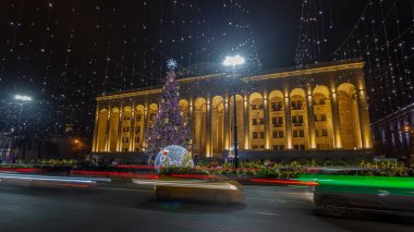 Tiflis, Gürcistan - 31 Aralık 2020: Gürcistan Parlamentosu önünde Noel ağacı