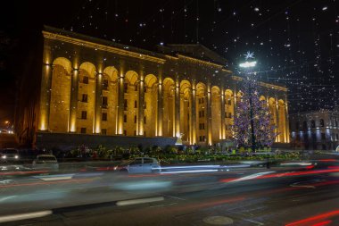 Tiflis, Gürcistan - 31 Aralık 2020: Gürcistan Parlamentosu önünde Noel ağacı