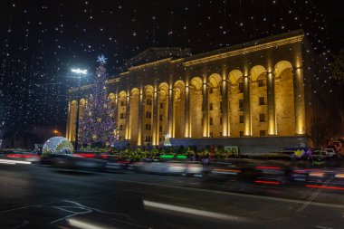 Tiflis, Gürcistan - 31 Aralık 2020: Gürcistan Parlamentosu önünde Noel ağacı