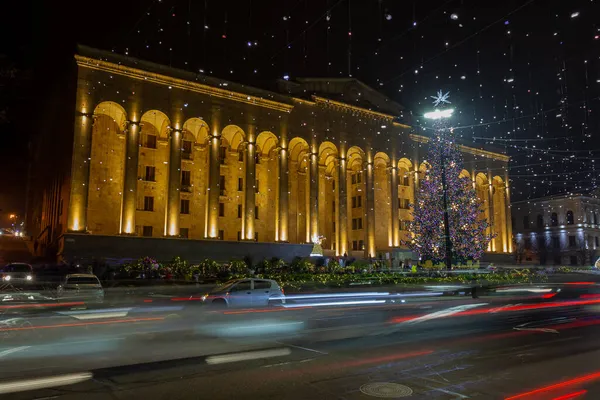 Tbilisi, Georgia - 31 December, 2020: Christmas tree in front of the Parliament of Georgia — Stock Photo, Image