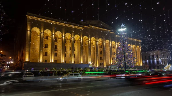 Tbilisi, Georgia - 31 December, 2020: Christmas tree in front of the Parliament of Georgia — Stock Photo, Image
