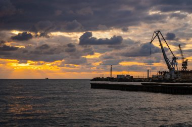 Karadeniz 'de güzel bir gün batımı, Poti, Gürcistan. Peyzaj