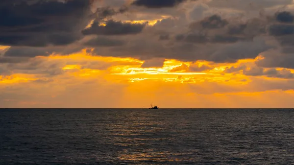 Karadeniz 'de güzel bir gün batımı, Poti, Gürcistan. Peyzaj