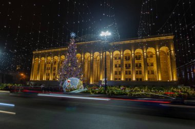 Tiflis, Gürcistan - 31 Aralık 2020: Gürcistan Parlamentosu önünde Noel ağacı