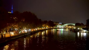 Tiflis, Gürcistan - 06 Kasım 2021: Mtkvari (Kura) Nehri üzerindeki barış köprüsü