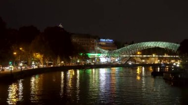 Tiflis, Gürcistan - 06 Kasım 2021: Mtkvari (Kura) Nehri üzerindeki barış köprüsü