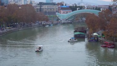 Tiflis, Gürcistan - 06 Kasım 2021: Mtkvari Nehri üzerindeki Barış Köprüsü