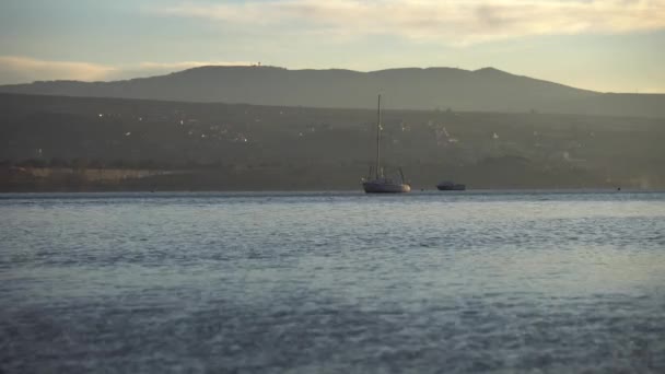 Tbilisi Mar Barco Com Velas Deflacionadas — Vídeo de Stock