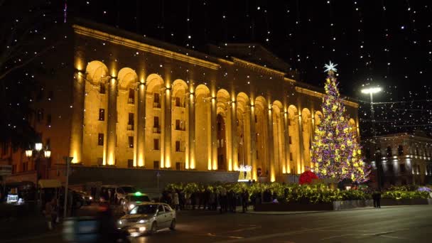 Tiflis, Georgien - 24. Dezember 2021: Weihnachtsbaum, Parlament Georgiens — Stockvideo