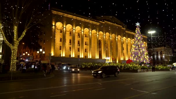 Tiflis, Georgien - 24. Dezember 2021: Weihnachtsbaum, Parlament Georgiens — Stockvideo